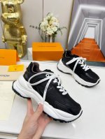 LV路易威登Run 55 运动鞋拼合网格面料、橡胶和粘胶等科技材质，搭配牛皮革材质，共同洋溢运动格调。Monogram 帆布后袢带等标志性元素传递品牌意趣 35
