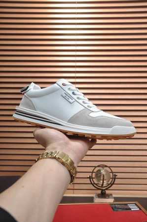 出厂价 Thom Browne 汤姆.布朗 Tb官网同款原单爆款运动鞋 头层牛皮加透气布料1：1原板 羊皮内里鞋身配件一比一开模 专柜品质 亲们你还为穿着搭配鞋 - 点击图像关闭