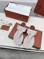 Loro Piana*顶级正品级夹脚拖鞋购买原版1:1复制 于1924年4月24日一手创立现有的Loro Piana公司。家族经营至今已是第六代，为讲求品味及对