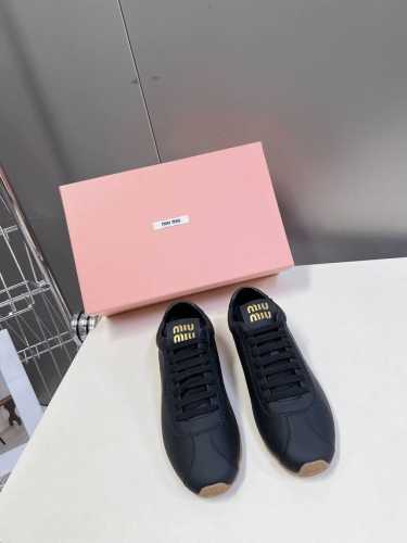 Miumiu缪缪春夏最新走秀款 休闲脏脏鞋 运动小白鞋 国内外博主刷爆的一款，小红书种草系列，复古又时髦上脚美炸了 简约的运动板鞋设计，极具辨识度的鞋舌，打造佛