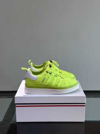 Moncler x adidas adidas与世界知名羽绒服品牌打造了一系列的联名产品，整个鞋面采用大面积的荧光尼龙面料，格外吸睛，内里的填充物很舒适，整个鞋 - 点击图像关闭