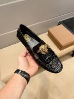 实价 ， Versace 瓦莎琪 高版本～懒人套脚 潮鞋休闲 官方专柜同步发售，鞋面品牌瓦莎琪金扣标志尽显高端、潮流，意大利进口原版品牌精选头层柔软鳄鱼皮。羊皮