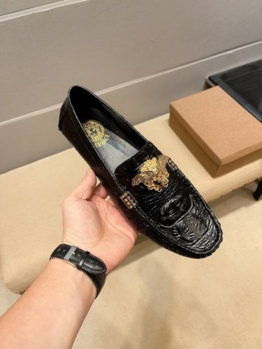 实价 ， Versace 瓦莎琪 高版本～懒人套脚 潮鞋休闲 官方专柜同步发售，鞋面品牌瓦莎琪金扣标志尽显高端、潮流，意大利进口原版品牌精选头层柔软鳄鱼皮。羊皮