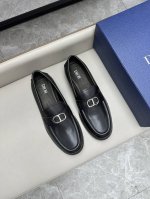 dior 迪奥男士皮鞋，将经典的鞋履款式以标志性风格融为一体。进口小牛皮鞋面，品牌五金Logo装饰，简约大气风格，小牛皮内里，真皮鞋底，时尚百搭！码数39-44