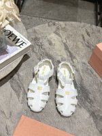 Miumiu缪缪2025早春夏包头罗马凉鞋 官方春夏走秀新款，时髦百搭，无论光脚穿还是搭配袜子穿都超级百搭！原版一比一开发 鞋面：定制进口牛皮 内里：羊皮 鞋底