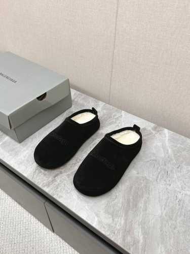 Balenciaga巴黎世家 新款情侣棉拖 顶级版本超火巴黎世家毛拖 情侣尺码 时装博主与欧美明星大爱款 冬季必备款 时尚却不过分张扬 show details