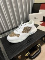 出厂价pp： Dior迪奥 新款精心打造，引爆全场！不断创新的国际品牌 此款男士潮男运动休闲鞋，鞋面选用品牌专用布料，真皮垫脚，橡胶防滑大底，透气舒适以质量说话