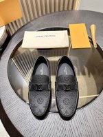 出厂价P Lv 作为路易威登的标志性鞋履之一，Hockenheim 莫卡辛鞋令柔软粒面牛皮革呈现 Monogram 穿孔图案。管状鞋型结合无内底设计，橡胶粒外底