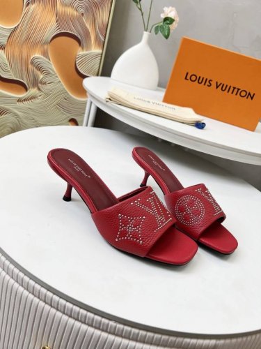 lv2025新款拖鞋。跟高5.5厘米。35-43。 像胶底 皮底