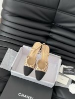 Chanel 经典Slingback后空凉鞋 前几年一直在做这个款 今年我们还是重新购版，再次精细Copy。 发现新版面的鞋面线条和形体舒适度都做了微调！ 这个