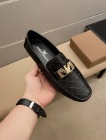 实价 ，品牌阿玛尼，阿玛尼官方旗舰店原版豆豆鞋～四季潮鞋 专柜品质，1:1优质做工，鞋面:进口牛皮、全真不掉色羊里，时尚懒人商务风设计，休闲乐福款，跑步鞋青年人