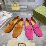1819-10土棕色羊猄￥ P340 35-41 41定Gucci Jordaan系列是品牌新款马衔扣乐福鞋，鞋型修长，装饰马衔扣。 土棕色皮革 马衔扣细节 造