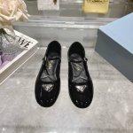 Prada 普拉达Ss春夏新品 闪亮登场 玛丽珍平底芭蕾舞鞋 柔软舒适 ，小红书各大博主推荐，妥妥的学院风通勤1-1开发 圆头金色三角标扣 面料 ：漆皮，羊皮