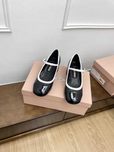 顶级版本代购级Miu Miu 24ss 秋冬系列走秀款 玛丽珍单鞋 鞋型圆润秀气，-点也不笨重，上脚超级舒服，5cm的跟高非常显腿细，脚宽的女生也不怕哦 巨好穿