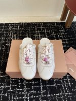 代购级 miumiu 缪缪 25Ss早春新款 走秀新款一脚蹬懒人鞋 德训鞋 半拖 官方春夏走秀新款 时髦百搭 即可咸又可甜 一点也不磨脚 无论光脚穿还是搭配袜子