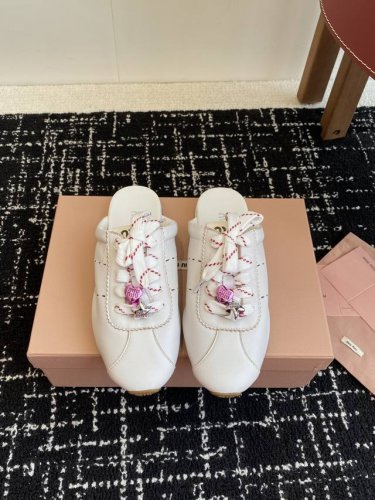 代购级 miumiu 缪缪 25Ss早春新款 走秀新款一脚蹬懒人鞋 德训鞋 半拖 官方春夏走秀新款 时髦百搭 即可咸又可甜 一点也不磨脚 无论光脚穿还是搭配袜子
