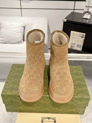 Gucci 女士压纹雪地靴 羊毛短靴 全新系列聚焦基础廓形与经典细节。这款女士便鞋选用品牌独具辨识度的GG绒面材质匠心制作，经典马衔扣元素更添品牌标识内涵。 鞋