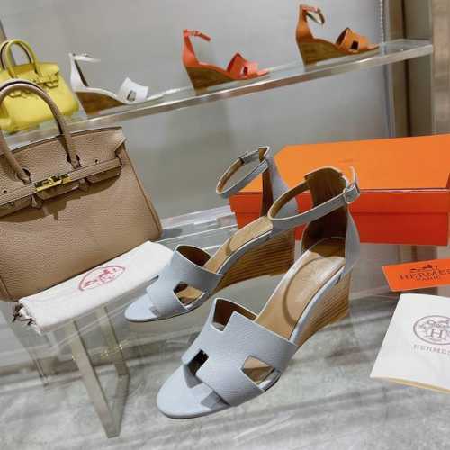 坡跟系列』 手掌纹出厂价 将经典延续 Hermès 坡跟凉鞋新配色 爱马仕的坡跟凉鞋是我见过最简约最耐看最有气质的！！！任何风格都能hold住，7cm高度轻松驾