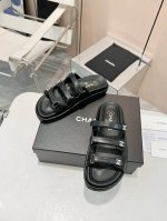 挖到宝！chanel 香奈儿25 A魔术贴凉鞋家人们，不用找代购，现在你就能轻松拿下这双香奈儿25 A春夏魔术贴凉鞋！专柜品质，每年必入的经典款，错过真的会哭今