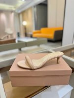 价格P： 吉安维托 罗西 Gianvito Rossi 轻松移动。这款时尚高跟凉鞋 秉承了其传统意大利工艺，专注精巧细节，打造优雅女人味，每一双吉安维托 罗西