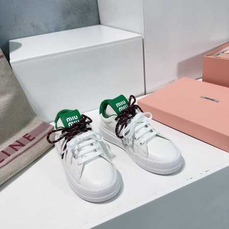 高品质单鞋 ！顶级品质Miumiu25春夏秀场主推款复古做旧擦色德训饼干鞋休闲运动鞋板鞋刷爆小红书爆款单品！ 非常适合当季，简约的隔板设计极具辨识度的鞋舌 上脚 - 点击图像关闭