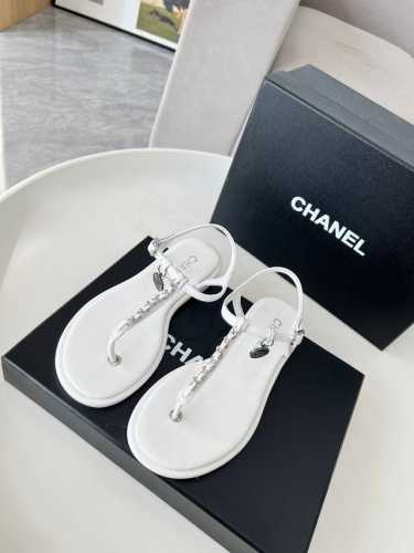 真皮大底CHANEL2025小香新款经典夹脚凉鞋 原版1:1开模logo散发持久魅力小香凉鞋生动知性优雅衬托出女性独有的美丽 面料：羊皮 内里：进口羊皮 ，大底