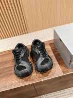 莞产 #巴黎世家 14代又名订书机款老爹鞋男女同款 原单级大厂出品！无与伦比细节满分 整体造型上接近 circuit，鞋头翘起来，工艺拼接上接近3xl。采用订书