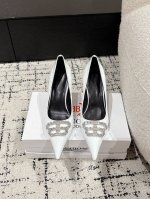 橙子出厂价P Balenciaga 巴黎世家新款 水钻Bb扣尖头高跟鞋 细跟单鞋 巴黎世家的鞋子绝对开了挂，整双鞋的精髓就是它的鞋头了，够长够尖，并且不带臃肿感