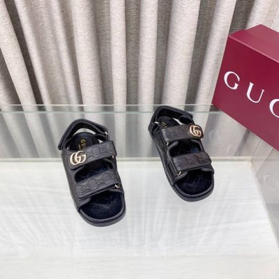 gucci高端精品 2025古驰夏季系列Gg经典老花牛仔拖双G G皮带扣沙滩凉鞋厚底水台拖鞋顶级代购品质 原版1:1复刻 这款沙滩拖鞋由饰经典Gg老花布织物面料