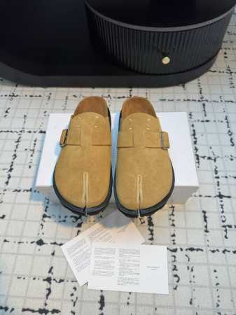 Maison Margiel* MM6 2024春夏新款分趾勃肯拖鞋 今年新款分脚趾勃肯鞋也太好看了吧！干干净净的颜色搭配经典的分脚趾 看似没改变其实细节更改许 - 点击图像关闭