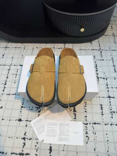 Maison Margiel* MM6 2024春夏新款分趾勃肯拖鞋 今年新款分脚趾勃肯鞋也太好看了吧！干干净净的颜色搭配经典的分脚趾 看似没改变其实细节更改许