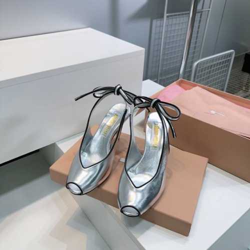 高品质出厂 ！顶级品质Miumiu缪缪25春夏新款复古高跟鱼嘴凉鞋！春夏清新配色曲线优美，小猫跟后空凉鞋 日常穿搭都很搭鞋边有专属标识性Logo格调，上脚尽显优