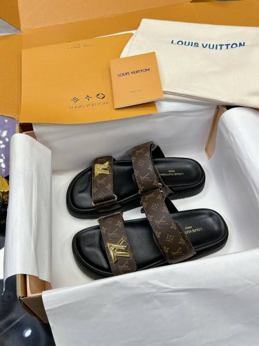 工厂p价p： 驴家系列凉鞋Lv凉鞋半拖 最新款-- Louis Vuitton 路易威登 最新时尚休闲半拖鞋～代购级当季最新潮品 众多博主纷纷种草，入购原版开模