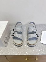Dior X Birkenstock 联名款 Milcno凉拖鞋 鞋底上半部分是Dior的纹路 下半部分是勃肯的纹路 下面牛翻毛皮和羊毛纤维 体现联名背后的精湛