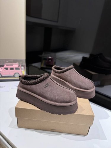 UGG 2024new arrival～ ugg 秋冬厚底民族风拖鞋新色 说到UGG大家都会想起就死皮毛一体经典款一定不陌生，但是UGG其它新潮热款可能姐妹们