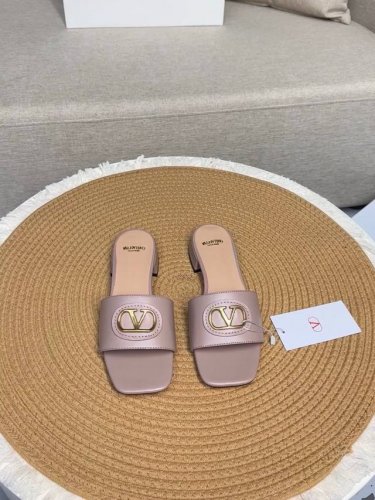 顶级版-真皮底Valentino 25最新经典百搭V扣小矮跟后空拖鞋 出厂 ────── 面料：顶级小牛皮 ────── 内里：全粒面混种羊皮 ────── 大