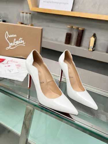 冲量价: ChristianLouboutin 路铂廷 CL红底鞋2024 春夏系列新品登场，创意大胆的鞋履设计尽显前卫态度，焕新都市造型。优雅时尚上面镶有银色
