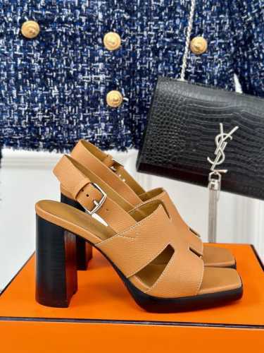 厂价 HermèS 爱马仕经典防水台H 粗跟高跟凉鞋 极约复古的设计 浓厚的异域风情 时髦感十足、随便上脚都很有腔调 简简单单的款式随便搭配一下高级感就很棒 百