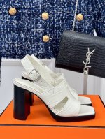 厂价 HermèS 爱马仕经典防水台H 粗跟高跟凉鞋 极约复古的设计 浓厚的异域风情 时髦感十足、随便上脚都很有腔调 简简单单的款式随便搭配一下高级感就很棒 百