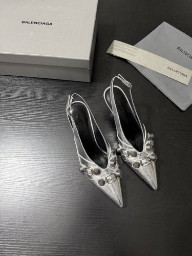 Balenciag* 新品 是摩登风格的绝佳诠释 流畅的线条勾勒出优雅鞋型 尖头设计自带锐利气场 金属扣饰与铆钉元素碰撞 为简约鞋面增添酷感细节 后绊带搭配金属