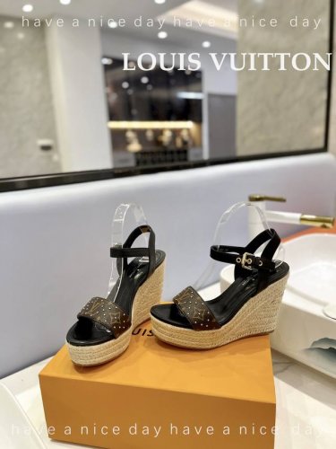 出厂 Loui& Vuitto&路易威登 法国代购新款驴牌 春夏首选 最新 走秀 款厚底凉鞋 香港原版购入一比一开模 今年的款式比去年增加了老花原素 显得更为大