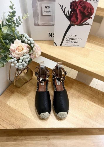 新品 Valentino Garavani 荔枝牛皮系带坡跟凉鞋 金属效果工艺处理铆钉装饰 麻绳包裹坡跟 可调节小牛皮系带 坡跟防水台 意大利制造 -36-41