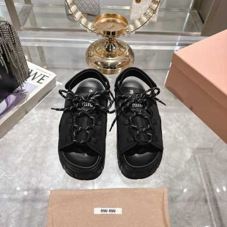 出厂 缪缪新款绑带松糕厚底魔术贴凉鞋 这款鞋子强烈推荐♀仙女必备时尚百搭增高显瘦显腿长 上脚超轻便Miumiu品牌专属鞋带搭配Miu Logo小名牌 鞋面设计感 - 点击图像关闭