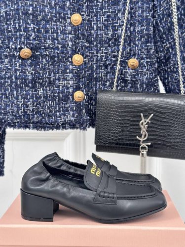 厂价平底 高跟 MiuMiu丨缪缪24s新品乐福鞋 第一眼看到这个鞋子就有种软绵绵的感觉，简单而带点复古气息随意搭配都好看！以极简风格为主，简单的logo点缀，