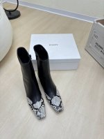 蛇纹系列 Khaite 猫跟方头系列 短靴 小牛皮 蛇纹牛皮 前卫、锋利和无畏的设计，让Khaite近年响亮时尚界。 2016年由设计师Catherine Ho