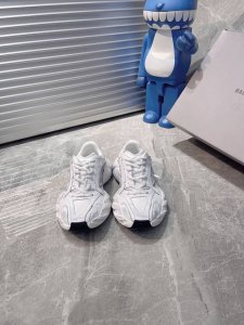 出厂510巴黎世家最新款 *大底纯原版本 运动鞋强势出货 重工打造 所有配件均通过定做出产正品裁片 正确字体电绣 粗细、位置、大小正确 侧边Tpu 透气孔匹配意