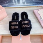 羊毛拖 凉鞋Miu Miu 缪缪，全球各大代购官网火爆上市. 2024走秀场曝光 、非常留行的美拉德配色平底跟鞋， 秋冬必备，全羊毛 软软滴~真舒服 材质：真羊