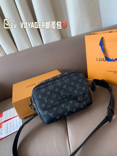 配折叠盒 Size：25*17 Lv Voyager邮差包 结构和辅料都时尚青春化， 包包的大小尺码刚刚好， 手感很软！但是很型哦！