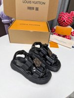 Louis Vuitton 路易威登本款 Chameleon 凉鞋拼合帆布和绒面牛皮革，以前卫风范初次亮相2025 Cruise 早春时装秀。皮革子弹带和Mon