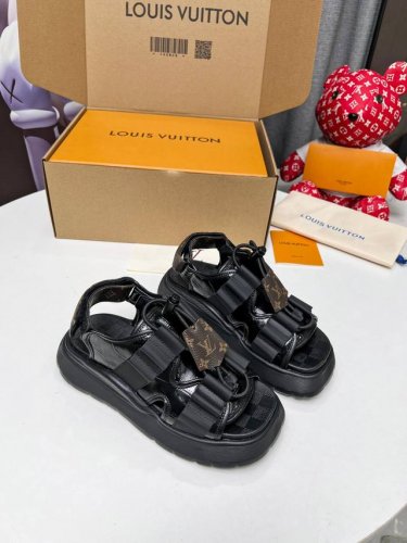 Louis Vuitton 路易威登本款 Chameleon 凉鞋拼合帆布和绒面牛皮革，以前卫风范初次亮相2025 Cruise 早春时装秀。皮革子弹带和Mon